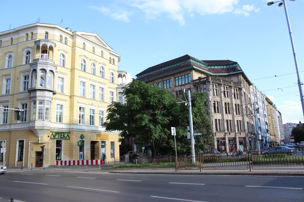 Plac Jana Pawła II we Wrocławiu, kilka minut pieszo od ul. Braniborskiej