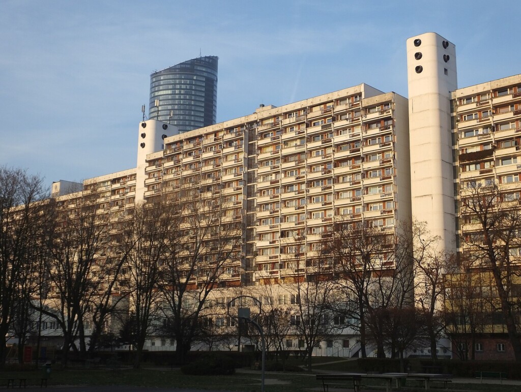 Sky Tower przy ul. Powstańców Śląskich we Wrocławiu